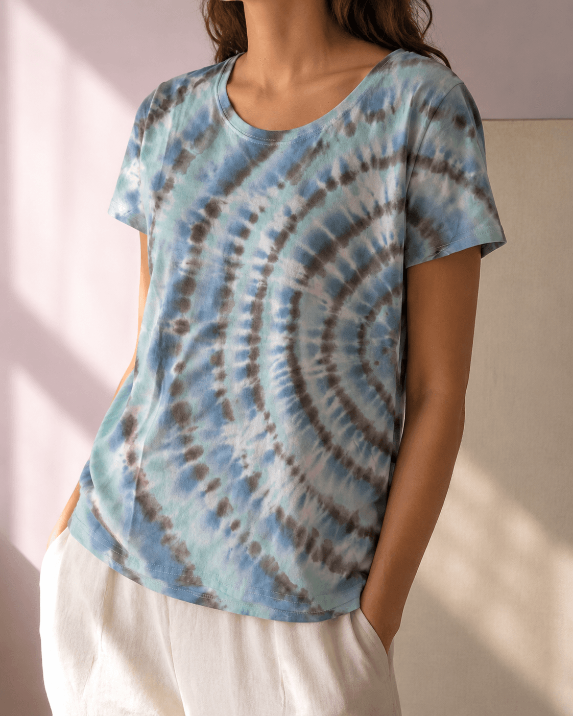 Detaliu al unui tricou pictat manual de Atelier Luiza